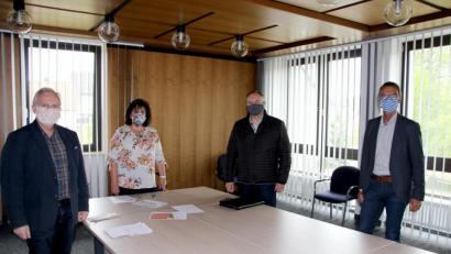 Bild: ds
Über die Erschließung des neuen Baugebiets Lohe stimmen sich (von links) der bisherige Chef im Rathaus, Winfried Franz, Geschäftsstellenleiterin Kerstin Brüning, Projektleiter Siegfried Dettmann und der neue Bürgermeister von Neukirchen, Peter Achatzi, bei einer Besprechung ab.