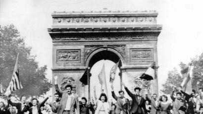 Bild: Uncredited
Franzosen schwenken die Nationalflaggen der Alliierten, während sie vor dem "Arc de Triomphe" auf der Straße gehen und die bedingungslose Kapitulation der deutschen Wehrmacht am 08. Mai 1945 feiern.