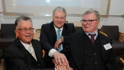 Bild: Christine Hollederer
Beim Neujahrsempfang des Landkreises Amberg-Sulzbach im Januar 2020 reifte bei Amtsinhaber Richard Reisinger (Mitte) die Idee, seine Vorgänger Armin Nentwig (links) und Hans Wagner (rechts) mit dem Ehrentitel „Altlandrat“ auszuzeichnen.