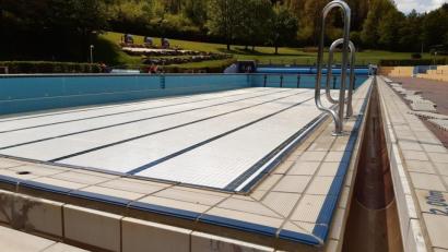 Bild: Lowak
Noch ist das Schwimmerbecken leer, doch die Vorbereitungen für die Badesaison laufen. Wann und unter welchen Voraussetzungen das Freibad Windischeschenbach öffnen darf, ist allerdings noch nicht bekannt.