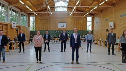 Bild: twi
Bürgermeister Konrad Kiener (Vierter von rechts) vereidigte die neuen Markträte Max Geitner, Hubert Schöner, Christina Sachs, Thomas Käsbauer, Alexander Linek, Franz Krös, Dieter Buchner und Magdalena Stahl (von links).
