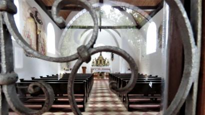 Bild: ubb
Zwar ist die Kirche übers Jahr zugesperrt, aber ein Blick durch das vergitterte Glasportal reicht aus, um das saalartige Kircheninnenschiff zu überschauen.
