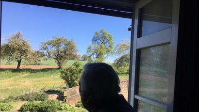 Bild: ihl
Albert Hösl schaut auf den Osthang und das Hölzl. Er sieht Schützengräben, Rauchfahnen, amerikanische Jeeps und Panzer. Der neuneinhalbjährige Bub wollte am 22. April schauen, was lost ist. Es ist für ihn das Kriegsende.