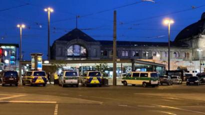 Bild: Michael Schmelzer/dpa
Zahlreiche Streifenwagen und Zivilfahrzeuge der Polizei stehen auf dem Platz vor dem Hauptbahnhof in Nürnberg. Dort haben sich 40 Jugendliche offenbar gezielt für eine Massenschlägerei verabredet.