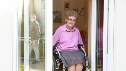 Bild: Gabi Schönberger
Eine Bewohnerin des Flosser Altenheims „Am Reiserwinkel“ schaut von ihrem Zimmer aus auf die Straße; am Wochenende darf erstmals wieder Besuch kommen.