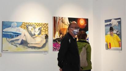 Bild: Williamson, Dagmar
Die ersten Besucher aus den eigenen Reihen: Künstler aus Ensdorf betrachten Werke von Beatrice Nunold.