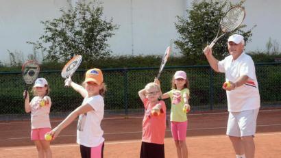 Bild: Gabi Schönberger
Vier Spieler - egal ob Kinder oder Erwachsene - dürfen wieder mit Trainer auf den Platz.