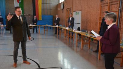 Bild: jr
Frieda Vogelhuber nahm als ältestes Gemeinderatsmitglied dem neuen Bürgermeister Stephan Schübel den Amtseid ab.