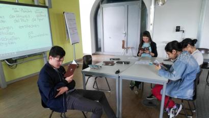 Bild: exb/Prechtl/OTH Amberg-Weiden
Eines der vielfältigen Angebote der OTH Amberg-Weiden ist das Krimispiel im Studienvorbereitungskurses Propädeutikum-Plus, hier die letztjährigen TeilnehmerInnen beim Einlesen in ihre Rollen.