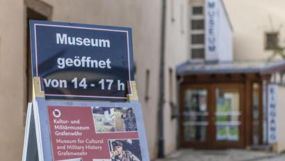 Bild: exb
Mit diesem Schild weist das Grafenwöhrer Museumsteam auf die Wiedereröffnung nach der Corona-Pause hin.