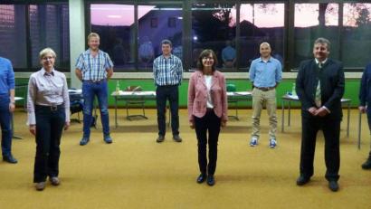 Bild: Portner
Bürgermeister Reinhard Kreuzer (Zweiter von rechts) vereidigte die neuen Stadträte Stephan Irlbacher (von links), Bärbel Placke, Bernhard Wild, Xaver Bayer, Sigrid Wendel, Andreas Hammerer und Johannes Gillitzer.