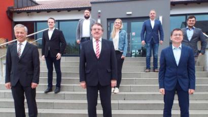 Bild: e
Nach der konstituierenden Sitzung des Vilsecker Stadtrats stellt man sich, natürlich in gebührendem Abstand, zum Gruppenbild auf. Vorne (von links) die Bürgermeister Thorsten Grädler, Hans -Martin Schertl und Markus Graf, 
dahinter die neu gewählten Stadträte (mittlere Reihe, von links) Jonas Dittrich, Lisa Weiß und Christian Trummer sowie (dritter Reihe, von links) Tobias Meidinger und Andreas Willax.