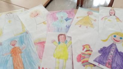 Bild: krb
Passend zur Geschichte haben die Grundschüler viele Engelsbilder gemalt.