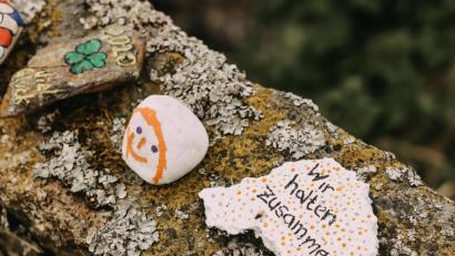 Bild: Lena Härtl/exb
Bunt bemalte Steine in Schönkirch sollen Hoffnung geben und Mut machen.