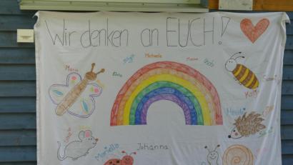 Bild: rn
"Wir denken an Euch": ein Zeichen der Verbundenheit haben die Erzieherinnen für "ihre" Kinder gemalt.
