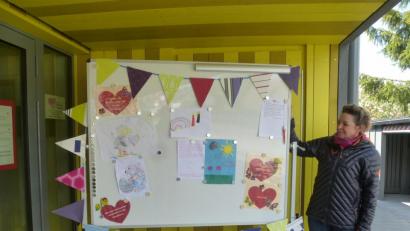 Bild: bk
Die Grußwand im Kinderhaus Weiherhammer ist zugleich Kommunikationsmittel in der Coronakrise.