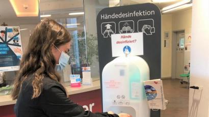 Bild: exb
Hand-Desinfektion und Mund-Nasen-Schutz sind Pflicht in den Landkreis-Krankenhäusern.