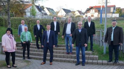 Bild: soj
Gruppenbild mit Dame: Für Ebnath tragen künftig im Gemeinderat Verantwortung (von links) Antonia Ritter, Josef Söllner, Bernd Kuhbandner, Bernd Würstl, Bürgermeister Wolfgang Söllner, Michael Knott (neu), Eberhard Söllner, Walter Fischbach, Gerhard Horn (neu) und Zweiter Bürgermeister Michael Sticht. 	Bild: soj