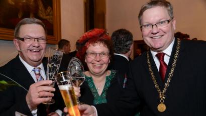 Bild: Petra Hartl
Das noch amtierende Trio an der Stadtspitze in Feierstimmung beim Neujahrsempfang der Stadt Amberg 2017. Von links: die Bürgermeister Martin Preuß und Brigitte Netta sowie OB Michael Cerny.