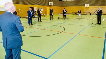 Bild: Hösamer
Oberbürgermeister Andreas Feller (rechts) vereidigte zehn neue Stadträte.