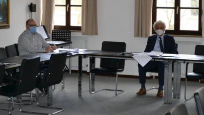 Bild: rti
Für ein Pressegespräch ist in Cornazeiten ein größerer Raum nötig. Die beiden Pressesprecher Walter Brucker und Wolfgang Fenzl, Landrat Wolfgang Lippert und Regierungsdirektorin Regina Kestel stellen sich den Fragen von Oberpfalz-Medien.