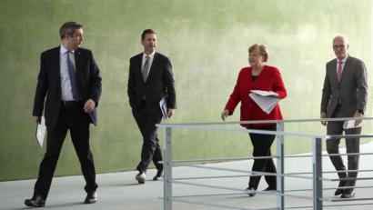 Bild: Michael Sohn/dpa
Bundeskanzlerin Angela Merkel (CDU, 2.v.r.) Markus Söder (CSU, l.), Ministerpräsident von Bayern, Peter Tschentscher (SPD, r.), Erster Bürgermeister von Hamburg und Regierungssprecher Steffen Seibert (2.v.l.) vor einer gemeinsamen Pressekonferenz in Berlin. Die Bundeskanzlerin und die Ministerpräsidenten der Bundesländer sprachen über Corona-Lockerungen. Das Treffen fand online als Videokonferenz statt.