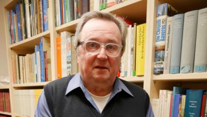 Bild: hmr
Klaus Rösch mit dem Tagebuch der Firma Glück im Archiv der Stadt Waldsassen.