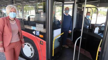Bild: Kunz
Oberbürgermeister Jens Meyer (rechts) testet mit Firmenchef Wolfgang Wies (MItte) und Rechtsdezernentin Nicole Hammerl die durch eine Scheibe von den Fahrgästen abgetrennte Fahrerkabine in den Wies-Bussen.