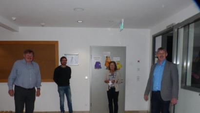 Bild: fm
Für die ausscheidenden Gemeinderatsmitglieder (von links) Walter Kempf, Florian Süß und Monika Schwarz findet Bürgermeister Reiner Pickel anerkennende Worte.