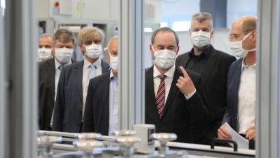 Bild: Wolfgang Steinbacher
Wirtschaftsminister Hubert Aiwanger (Dritter von rechts) besichtigt bei PIA Automation im Industriegebiet bei Immenstetten den Prototyp der Anlage, die vollautomatisch Atemschutzmasken produziert.