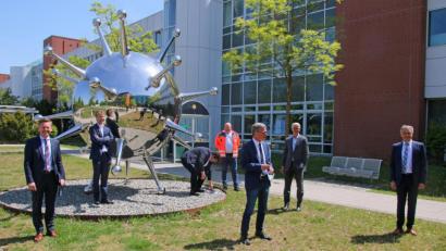 Bild: jrh
Die Macher der Tirschenreuther Studie vor einem Covid-19-Modell des Universitätsklinikums Regensburg.