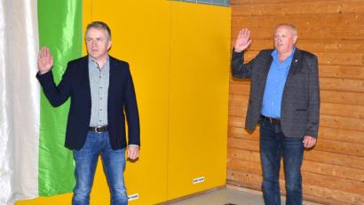 Bild: fjo
Josef Schmucker (links) und Ewald Zetzl leisten nach ihrer Wahl zu stellvertretenden Bürgermeistern den Amtseid.