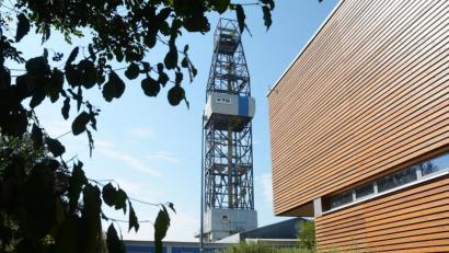 Bild: Gabi Schönberger
Der Bohrturm im Geozentrum an der KTB steht zurzeit symbolisch für die Verluste, die sich dort coronabedingt auftürmen. Die Mitarbeiter hoffen deswegen, dass viel Besucher kommen, wenn ab Montag wieder geöffnet ist.