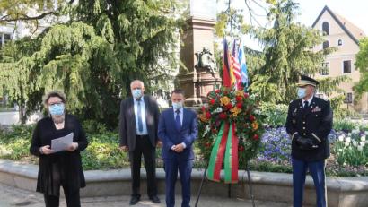 Bild: Kunz
Bei der Kranzniederlegung an der Stelle, wo 1945 die Amerikaner den Sieg über Hitler-Deutschland feierten, sind dabei (von links) Stadtarchivarin Petra Vorsatz, Bürgermeister Lothar Höher, Oberbürgermeister Jens Meyer und Colonel Adam J. Boyd von der US-Army Garrison Bavaria.