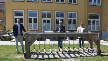 Bild: bjp
Über die nun freigegebene Wiedereröffnung der Spieloasen freuen sich Bürgermeister Bernhard Stangl (Mitte) und die Amtsleiter der Verwaltungsgemeinschaft, Josef Stock (rechts) und Christian Moller. Mit einigen neuen "Spielregeln" müssen sich die kleinen und großen Pressather allerdings noch arrangieren.