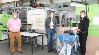 Bild: pi
Stephan Oetzinger (Mitte) lässt sich von Fabian (rechts) und Ludwig Bauriedl informieren.