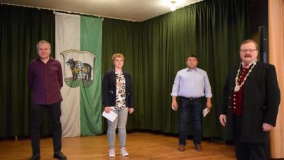 Bild: szl
Bürgermeister Alfred Stier (rechts) hieß (von links) Markus Fichtner (CFWG), Anna Toman (Grüne/SPD) und Michael Zintl (CSU) nach ihrer Vereidigung im Gremium willkommen.