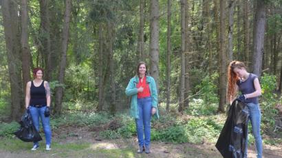 Bild: Kunz
Anett Hartenstein, Laura Weber und Sarah Bauer (von links) eröffnen am Freitagnachmittag In der Weiding die Müllsammelaktion in Weiden.