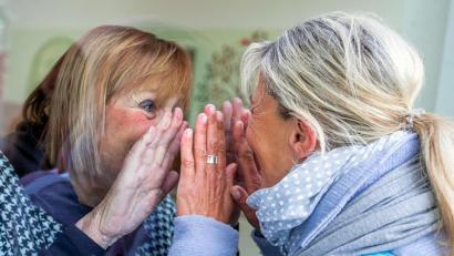 Bild: Jens Büttner/dpa
Ab kommenden Wochenende trennen keine Fensterscheiben mehr Angehörige und Bewohner wie in diesem Pflegeheim.