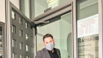 Bild: Stadt Neustadt/exb
Sebastian Dippold freut sich, den Zugang zum Rathaus wieder einen Schritt zu erleichtern.