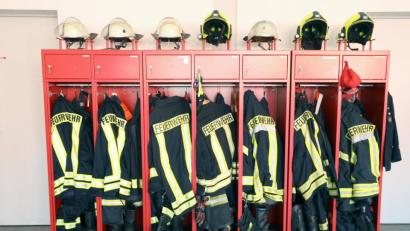 Symbolbild: Bernd Wüstneck/Dpa
Jacken und Helme der Feuerwehr hängen in einem Schrank.