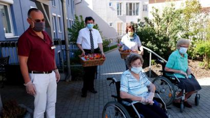 Bild: le
Die Heimbewohner freuen sich über die Geschenke der Erstkommunikanten, die in Vertretung Pfarrer Max Früchtl und Christina Schaller Schaller vorbeibringen.