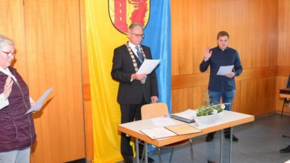 Bild: fz
Florian Bächer, Lukas Heinrich (von rechts) sowie Gabriele Hübner werden von Bürgermeister Josef Hammer (von links) vereidigt.