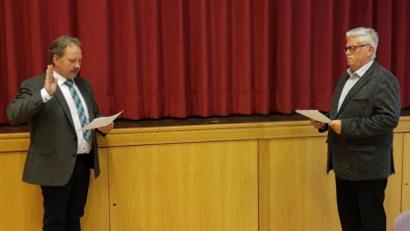 Bild: ld
Als ältestes anwesendes Mitglied des Gemeinderats nahm Georg Zaus die Vereidigung des neuen Bürgermeisters, Bernhard Schindler, vor.