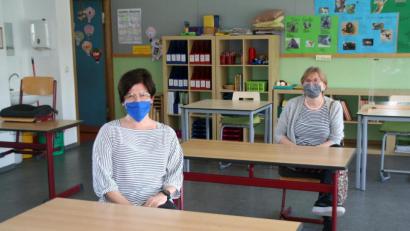 Bild: fpoz
Schulleiterin Petra Andritzky und Lehrerin Maria Fritsch machen eine Sitzprobe auf Sicherheitsabstand im Klassenzimmer.