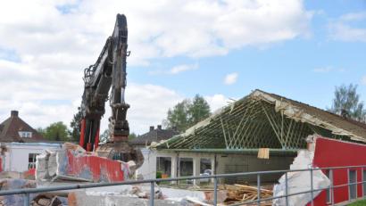 Bild: dob
Bald wird nichts mehr vom Netto-Markt-Gebäude zu sehen sein. Die Abbruchfirma Hierold aus Moosbach rückt dem Gebäude mit schwerem Gerät zu Leibe.