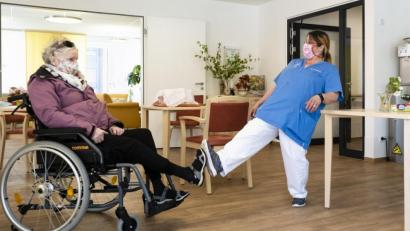 Bild: Frank Molter/dpa
Für die Bewohner von Altenheimen ist soziale Distanz besonders schwer zu ertragen.