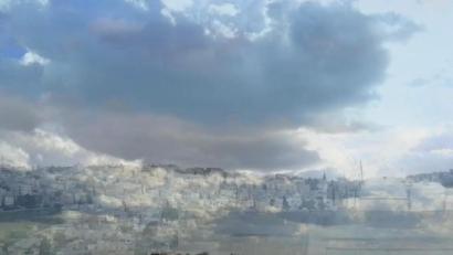 Bild: Miriam Ferstl/exb
Vom Himmel über Vilnius (Litauen) blendet dieses Bild über in die Wolken von Tunis (Tunesien).