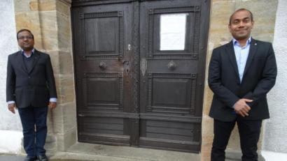 Bild: ct
Die räumliche Distanz zwischen den Geistlichen hier vor der Kirche in Schlicht ist den momentanen Vorsichtsmaßnahmen wegen der Coronakrise geschuldet. Die Übergabe des Amts des weiteren Seelsorgers in der Pfarreiengemeinschaft zum 1. September 2020 von Hruday Madanu (links) auf Pater Jimmy Joseph erfolgt in herzlicher Atmosphäre und brüderlicher Verbundenheit.