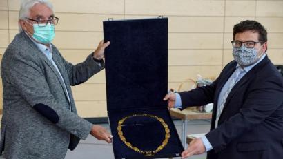 Bild: bkr
Übergabe Amtskette
Die Amtskette wird bei offiziellen Anlässen zu sehen sein. Thomas Kaufmann (rechts) wird sie dabei tragen.